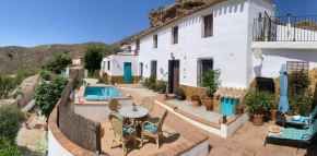 Cortijo Perejil, a tranquil mountain escape & private pool, Oria